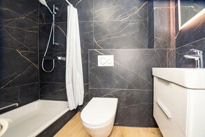 Bathroom - Lovely 1-bedroom apartment with rooftop terrace in Würzburg city center (Würzburg)