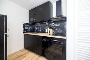 Private kitchen - Lovely 1-bedroom apartment with rooftop terrace in Würzburg city center (Würzburg)