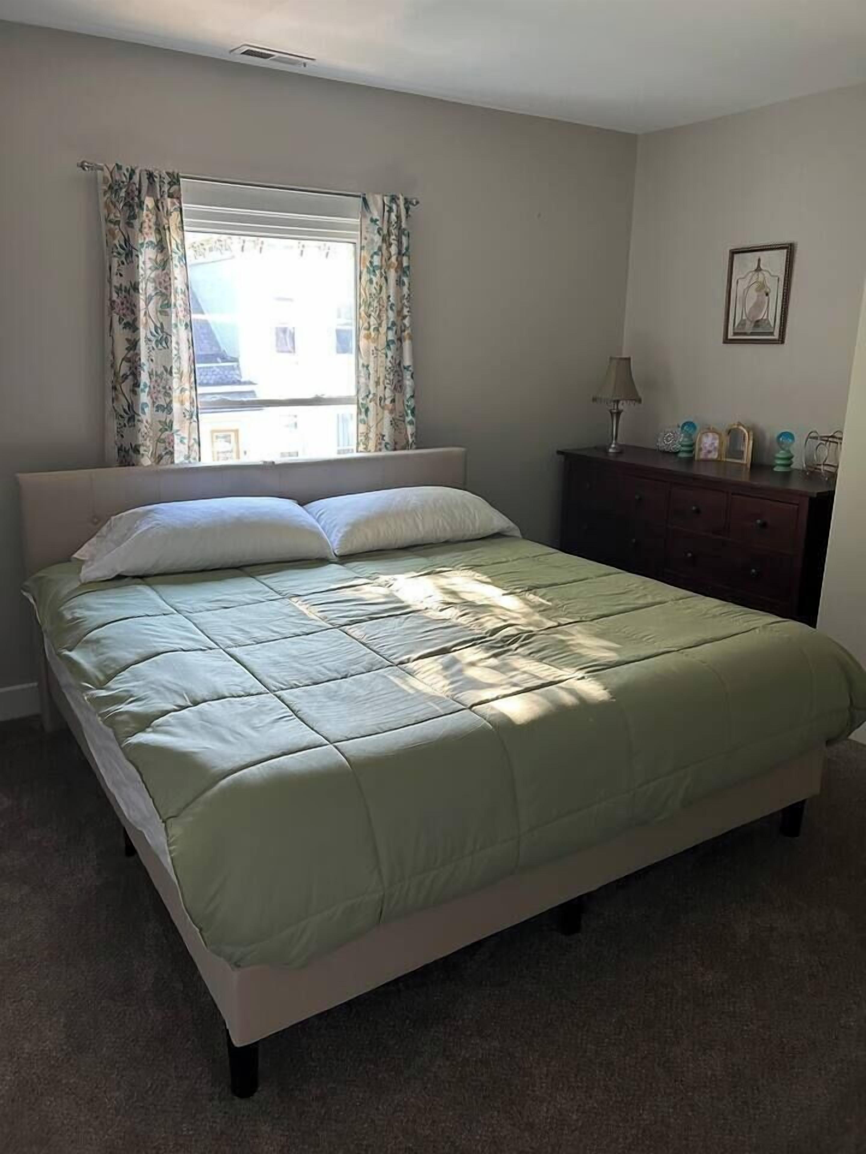 3 bedrooms, desk, WiFi, bed sheets