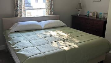 3 bedrooms, desk, WiFi, bed sheets