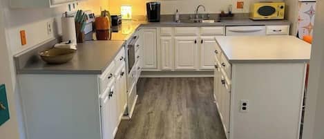 Coffee/tea maker, fridge, microwave, stovetop
