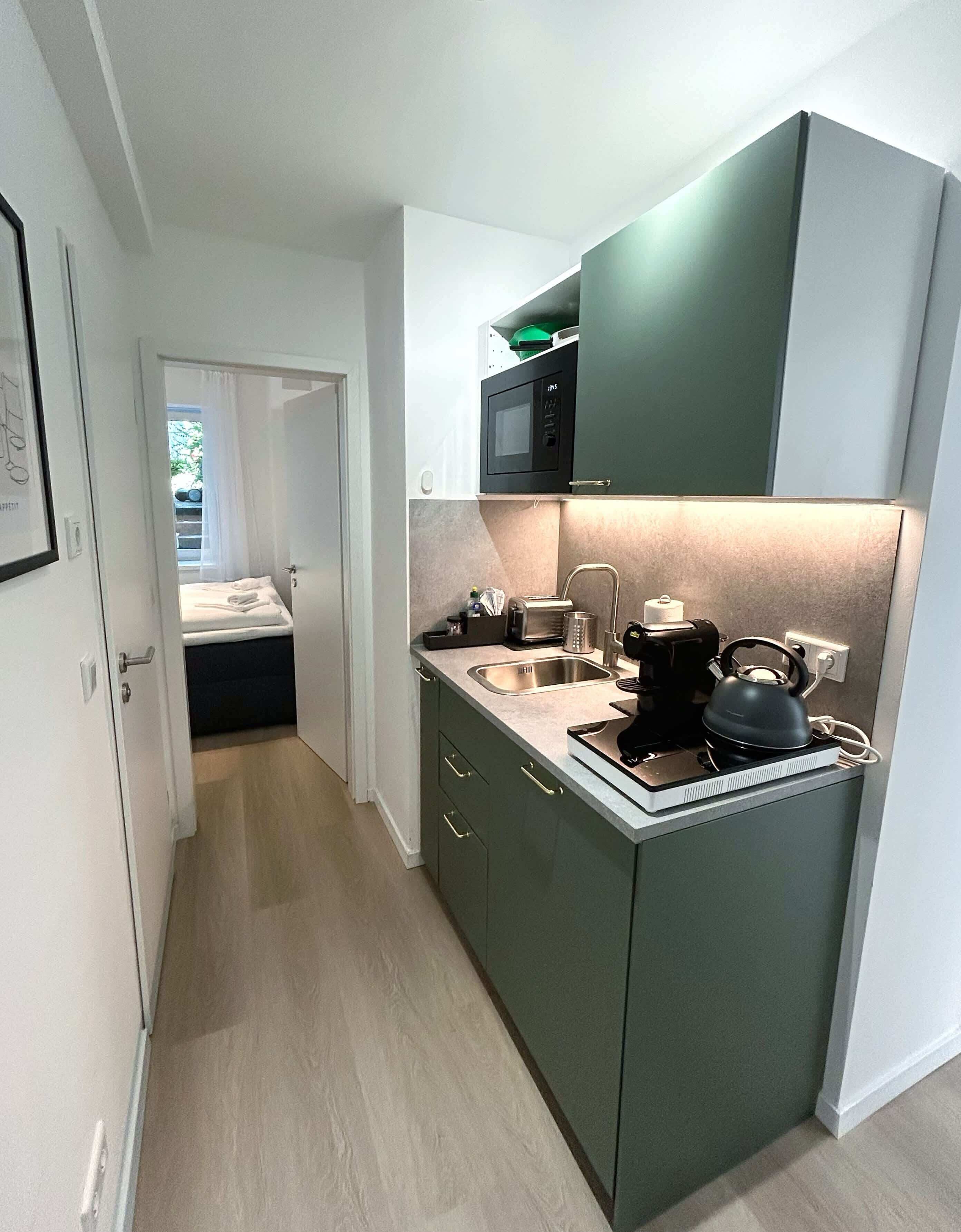 Wasserkocher mit Kaffee-/Teezubehör, Kühlschrank, Mikrowelle, Herdplatte