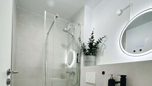 Een douche, een haardroger, handdoeken, shampoo