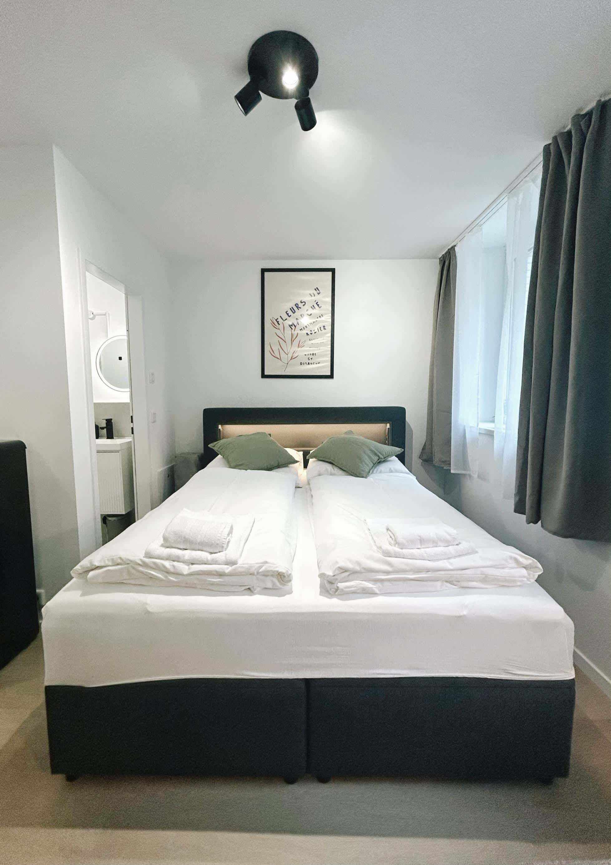 Tabla de planchar con plancha, wifi, ropa de cama