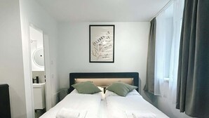 Een strijkplank/strijkijzer, wifi, beddengoed