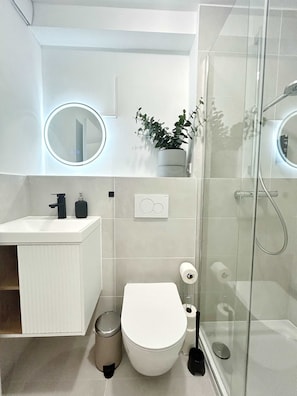 Shower, hair dryer, towels, shampoo - Modern Apartment in Eimsbuettel Hamburg for 5 (Hamburg)