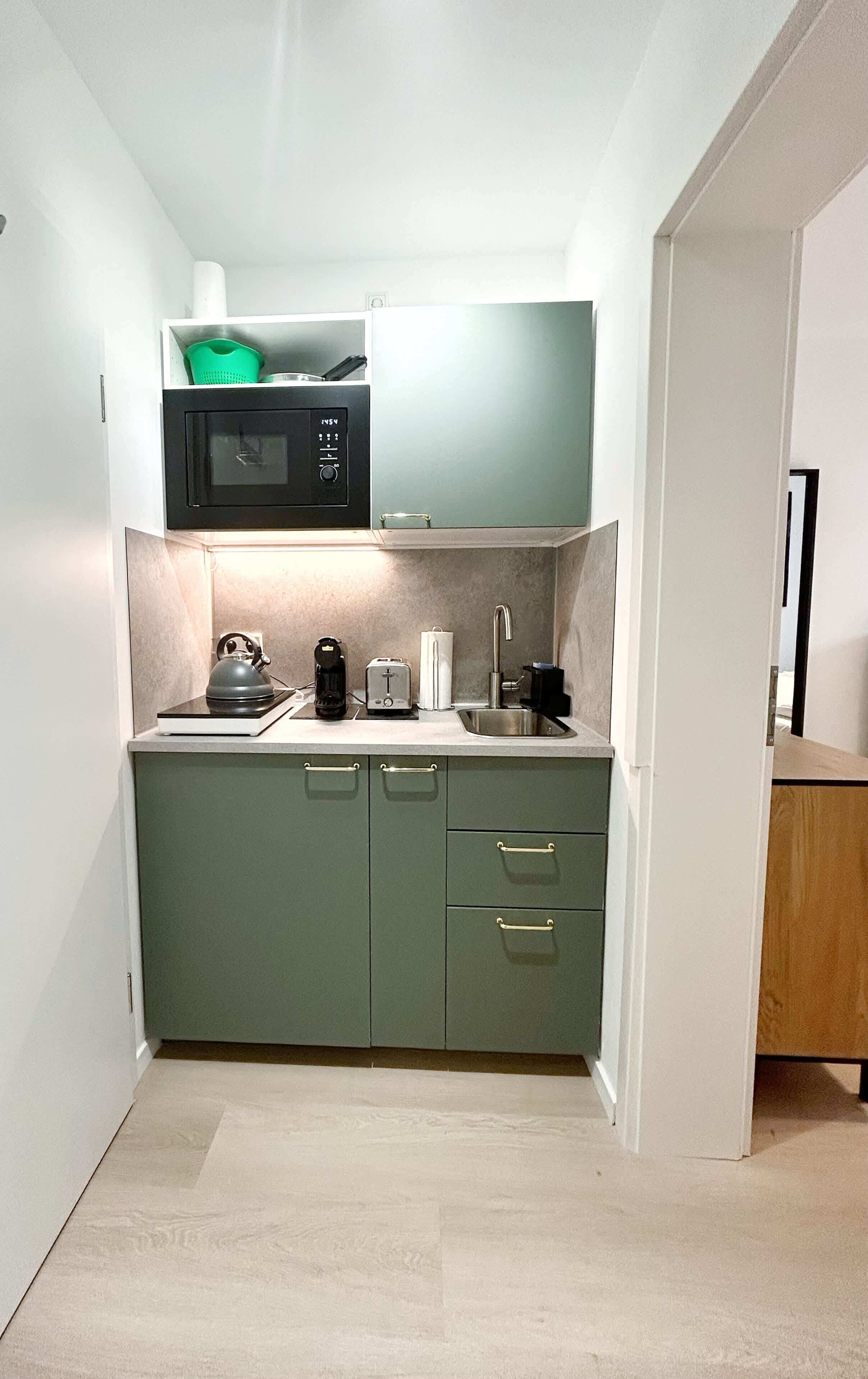 Wasserkocher mit Kaffee-/Teezubehör, Kühlschrank, Mikrowelle, Herdplatte