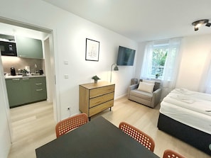 1 bedroom, iron/ironing board, WiFi, bed sheets - Modern Apartment in Eimsbuettel Hamburg for 5 (Hamburg)