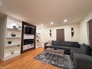 Smart TV - "YOU'LL FIND COMFORT AND MODERNITY ONLY HERE" (PRIME LOCATION) (Atlanta)