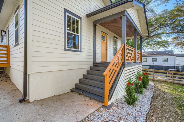 Exterior detail - "YOU'LL FIND COMFORT AND MODERNITY ONLY HERE" (PRIME LOCATION) (Atlanta)