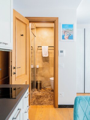 Haartrockner, Handtücher, Seife, Toilettenpapier