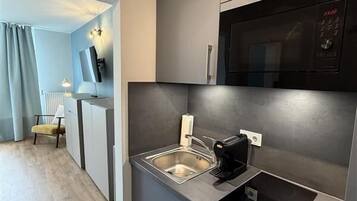 Coffee/tea maker, fridge, microwave, stovetop
