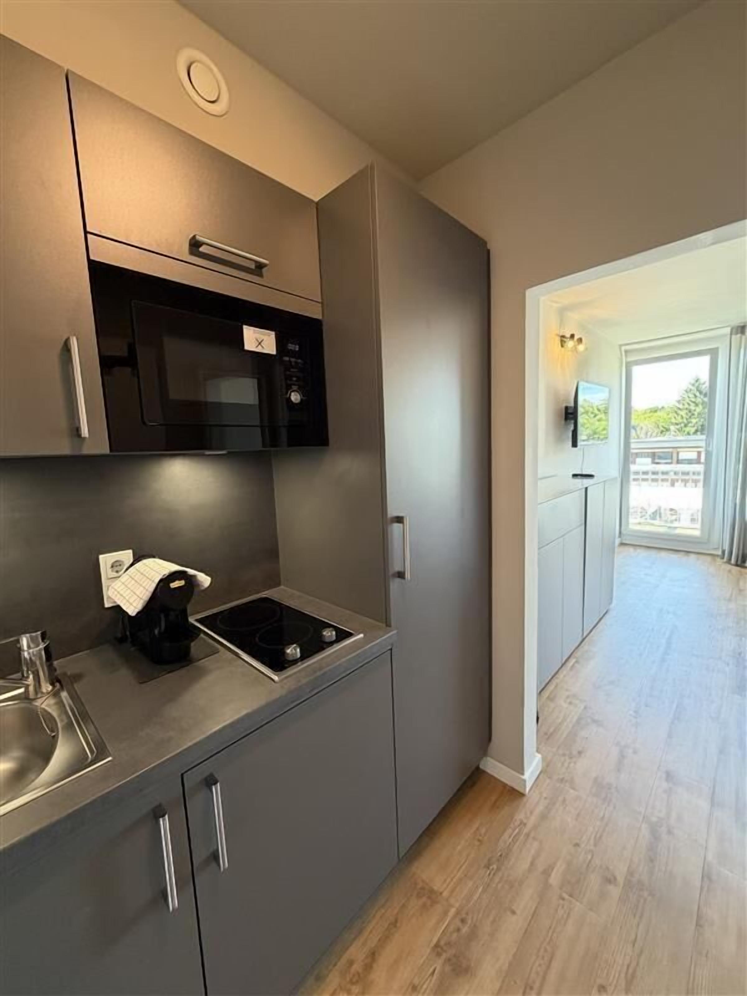 Wasserkocher mit Kaffee-/Teezubehör, Kühlschrank, Mikrowelle, Herdplatte