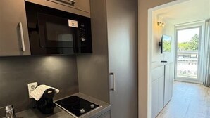Eine moderne Küche mit integriertem Mikrowellenherd, Herd und Spüle.