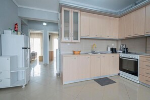 Coffee/tea maker, oven, stovetop, toaster - M&P Apartment by RentalsPro - Nea Moudania Halkidiki (Nea Moudania)