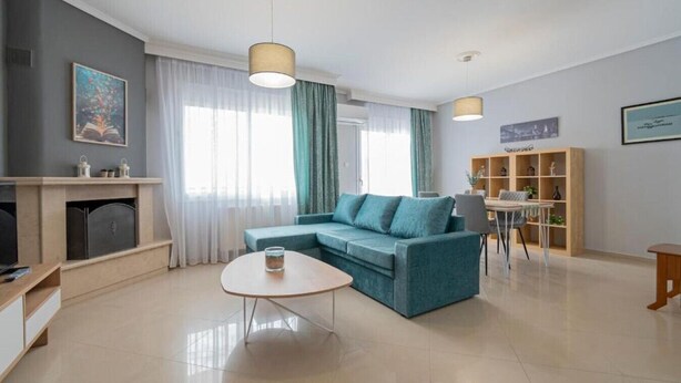 Ein modernes Wohnzimmer mit einer Couch, einem Couchtisch und einem Kamin.