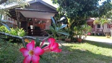 Casa familiar, balcón, vistas al jardín | Jardines del alojamiento