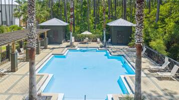 Piscine extérieure, parasols de plage, chaises longues