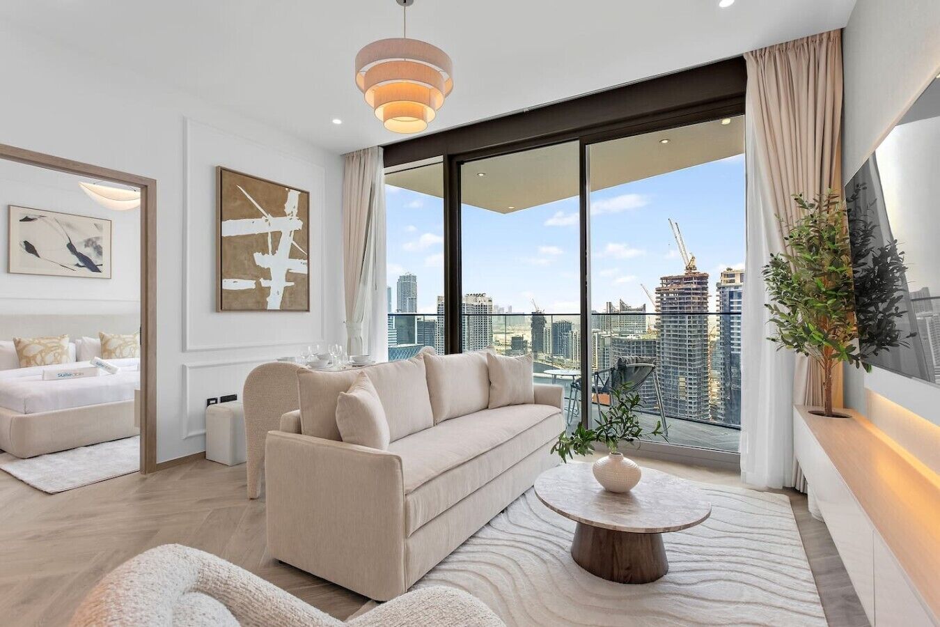 Un salon moderne avec un canapé, une table basse et une vue sur le paysage urbain.