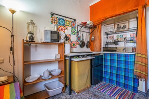 Kühlschrank, Herdplatte, Wasserkocher mit Kaffee-/Teezubehör