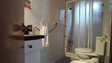 Ducha, secador de pelo y toallas