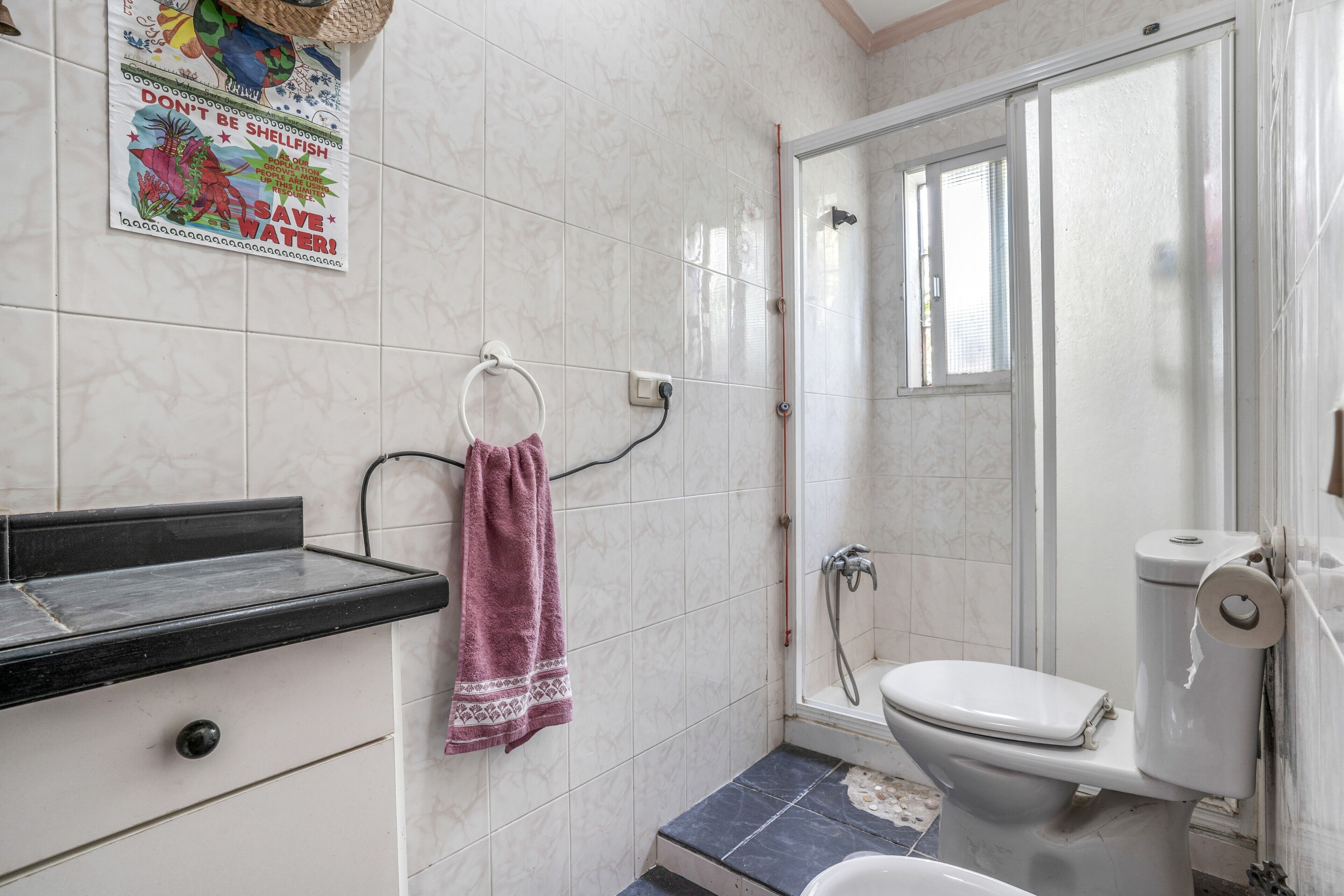 Een douche, een haardroger, handdoeken