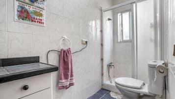 Een douche, een haardroger, handdoeken