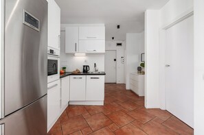 Comfort Apartment, 3 Bedrooms, City View | Private kitchen - Lumina 3BR Apartment with Balcony (Warszawa)
