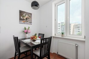 Comfort Apartment, 3 Bedrooms, City View | Dining room - Lumina 3BR Apartment with Balcony (Warszawa)