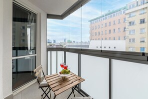 Comfort Apartment, 3 Bedrooms, City View | Balcony view - Lumina 3BR Apartment with Balcony (Warszawa)