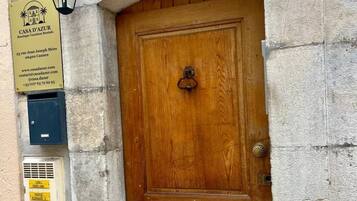 Un edificio de piedra con una puerta de madera que dice 'CASA D'AZUR'.