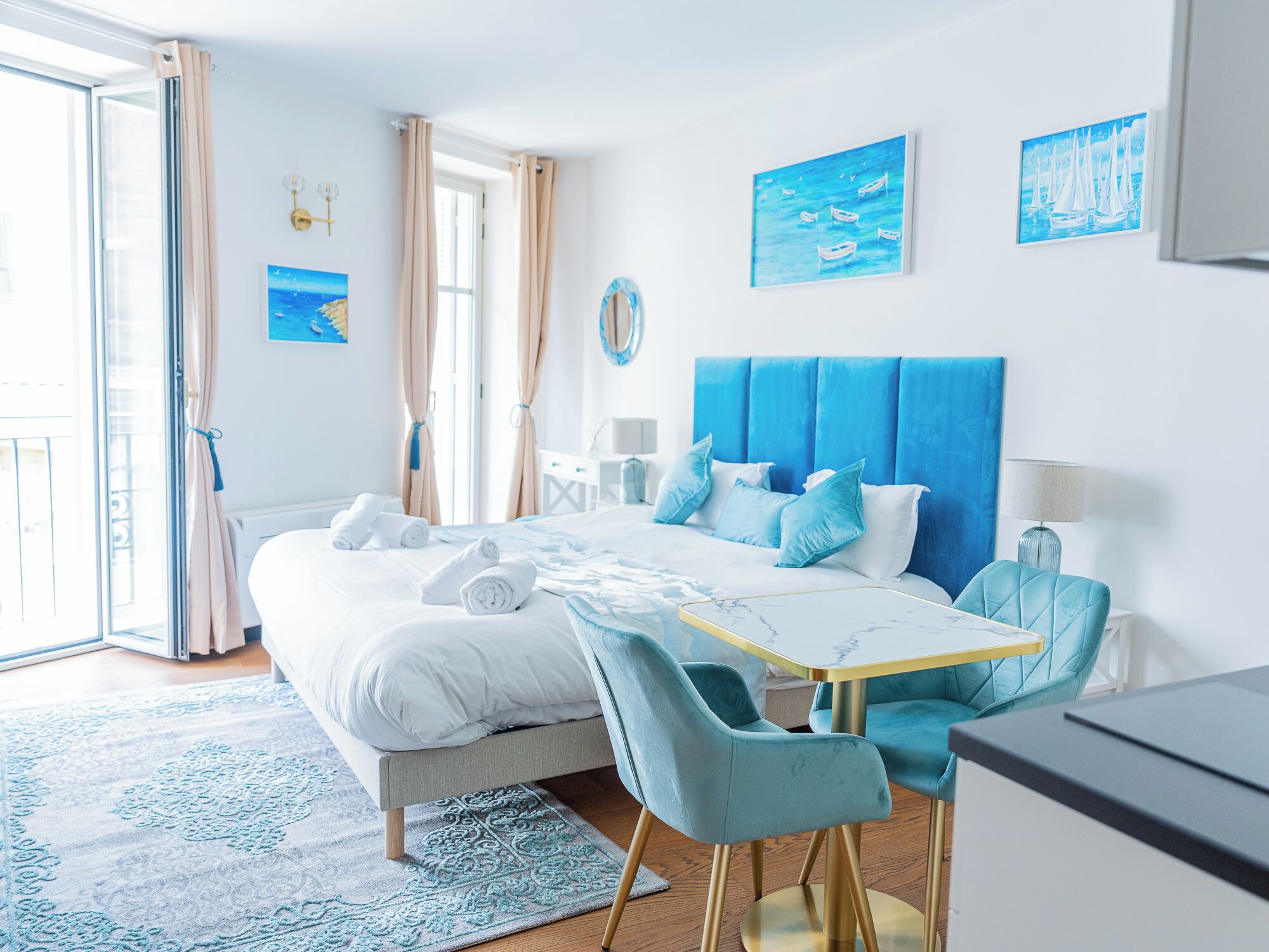 Une chambre à coucher moderne avec un lit, un bureau et des chaises.