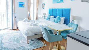 Ein modernes Schlafzimmer mit einem Bett, einem Schreibtisch und Stühlen.