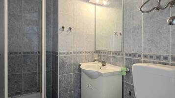 Een douche, handdoeken