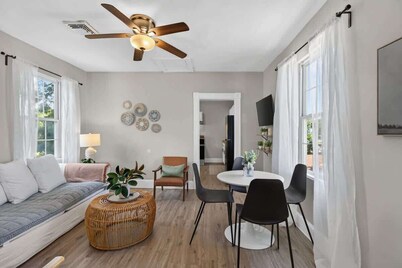 Shipside Suite~Fast WI-FI, Backyard Oasis, Family