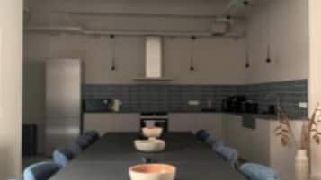 Wasserkocher mit Kaffee-/Teezubehör, Kühlschrank, Mikrowelle, Ofen