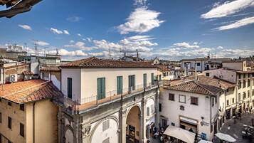 Una plaza histórica con edificios que presentan portales con arcos y techos de tejas.