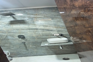 Chambre Standard | Salle de bain | Douche, serviettes fournies, shampoing
