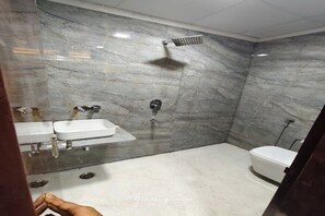 Phòng Tiêu chuẩn | Phòng tắm | Buồng tắm vòi sen, khăn tắm, dầu gội 