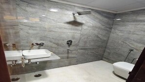 Phòng Tiêu chuẩn | Phòng tắm | Buồng tắm vòi sen, khăn tắm, dầu gội 