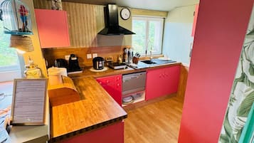 Réfrigérateur, micro-ondes, plaque de cuisson, lave-vaisselle