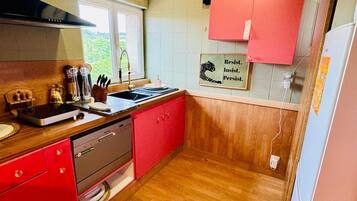 Fridge, microwave, stovetop, dishwasher