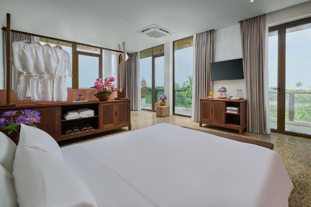 Family Room, Bathtub, Mountain View | Blackout curtains, soundproofing, iron/ironing board, free WiFi