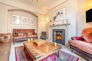TV - 4 Bed in Whitby (oc-w919) (Whitby)