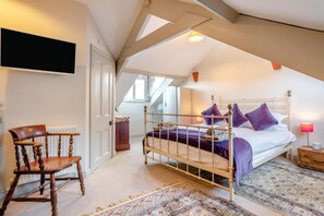 Iron/ironing board, travel crib, WiFi (free), bed sheets - 4 Bed in Whitby (oc-w919) (Whitby)