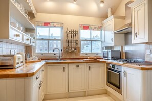 Microwave, oven, dishwasher, highchair - 4 Bed in Whitby (oc-w919) (Whitby)