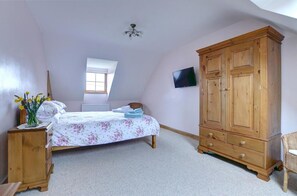 Iron/ironing board, bed sheets - 2 Bed in Whitby (oc-wa024) (West Barnby)