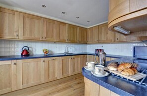 Microwave, oven, dishwasher, cookware/dishes/utensils - 2 Bed in Whitby (oc-wa024) (West Barnby)