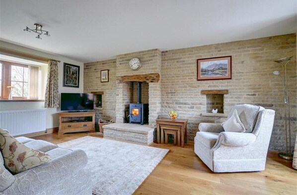 TV, fireplace - 2 Bed in Whitby (oc-wa024) (West Barnby)
