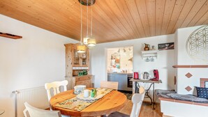 Un rincón comedor acogedor con una mesa de madera, sillas y un banco.